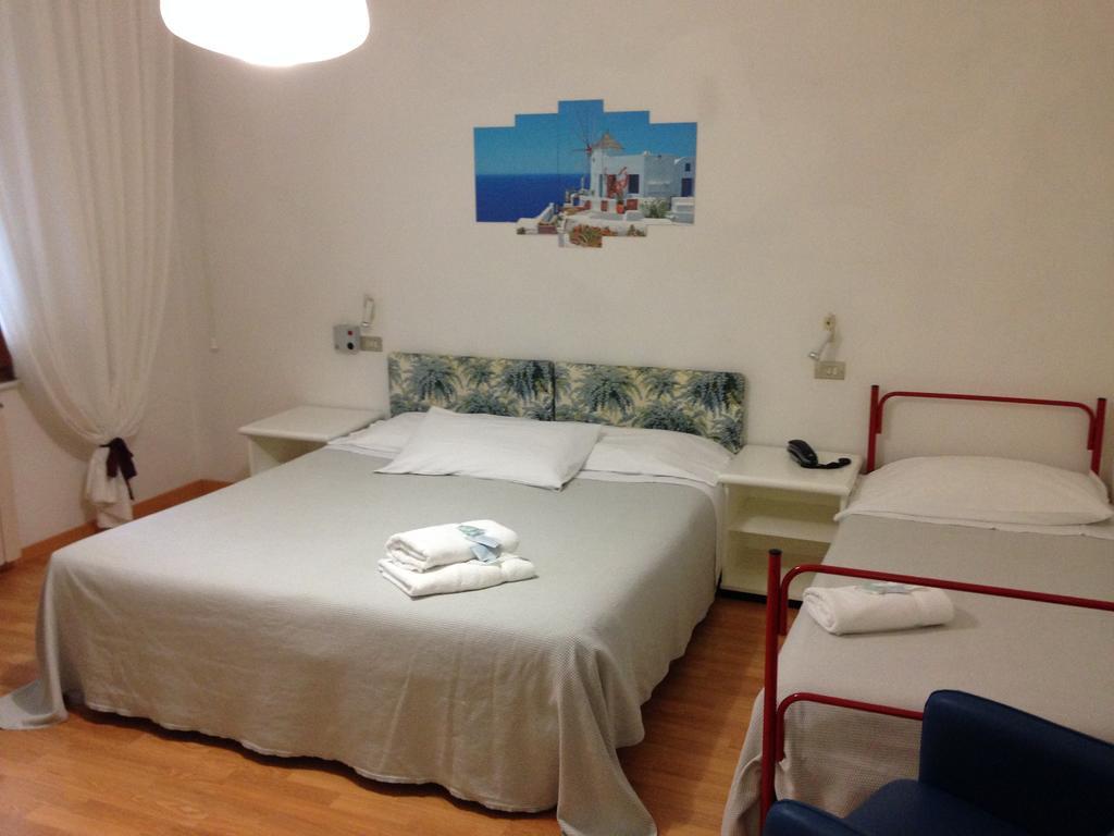 Hotel Mediterraneo Chianciano Terme Habitación foto